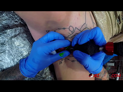 ❤️ Ekstremt tatoveret hottie Sully Savage fik en tatovering på sin klitoris ❤❌ Porno vk at da.pornpk.ru ❌️